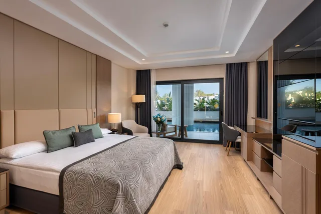 Swim Up, Family, Suite, King Bed، Miracle Resort Hotel 1/1