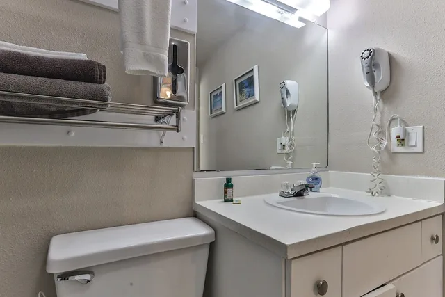 جناح بسرير كينج، Coastal Waters Inn 4/4