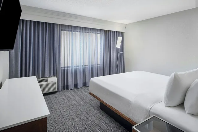 جناح بسرير كينج بغرفة نوم واحدة مع أريكة لذوي الإعاقة، Courtyard Baton Rouge Siegen Lane 1/2