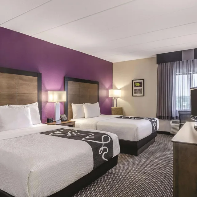 غرفة ديلوكس بسريرين كوين، La Quinta Inn and Suites by Wyndham Warwick Providence Airport 1/5