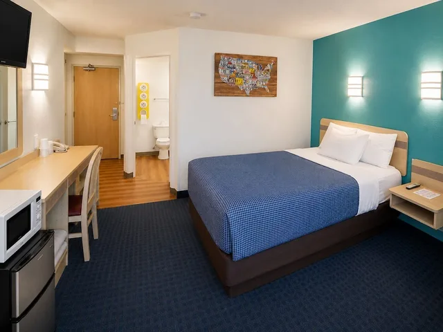 غرفة بسرير كوين لذوي الإعاقة، Econo Lodge Menomonie WI 3/10