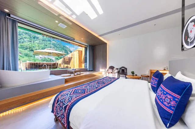 غرفة فاخرة بإطلالة على الجبل، Homeward Mountain Hotel 1/1