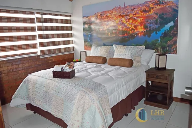 Tower, Queen Bed, Shared Bathroom، Oh Espana 2/5