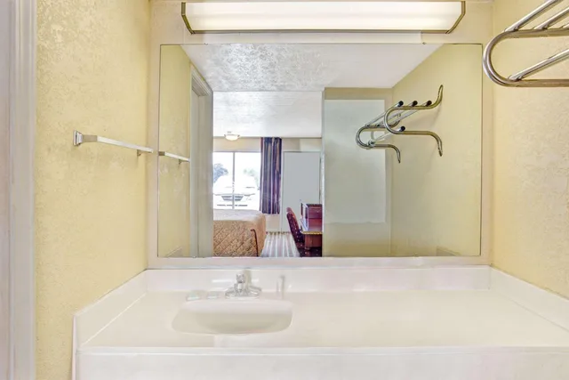 جناح تنفيذي بسرير كينج، Travelodge by Wyndham Sellersburg / Louisville North 5/6