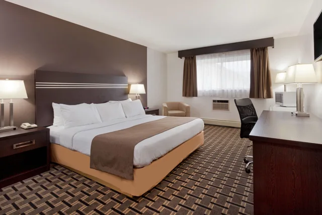 Room, King Bed, Super 8 by Wyndham Valemount 1/1