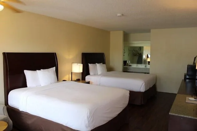 غرفة بسريرين كوين، Days Inn & Suites by Wyndham Marshall 2/4