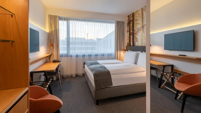 غرفة قياسية بسرير كينج وسرير كوين، Holiday Inn Munich Leuchtenbergring, an IHG Hotel 10/10