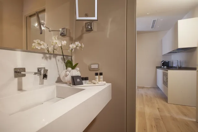 جناح سوبيريور بسرير كوين بغرفة نوم واحدة مع أريكة، Oriana Suites Verona 6/8