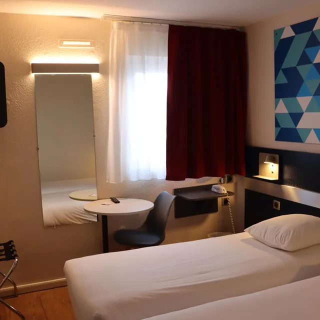 غرفة بسريرين منفصلين، Comfort Hotel Paris Porte d Ivry 6/10