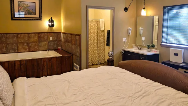 كابينة بسرير كينج بجاكوزي، Dodge Peak Lodge By Magnuson Worldwide 1/2