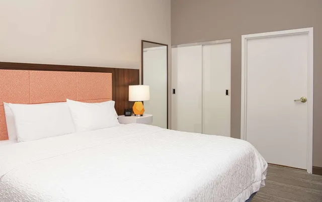 غرفة بسرير كينج مع أريكة، Hampton Inn Cleveland Solon Oh 1/5