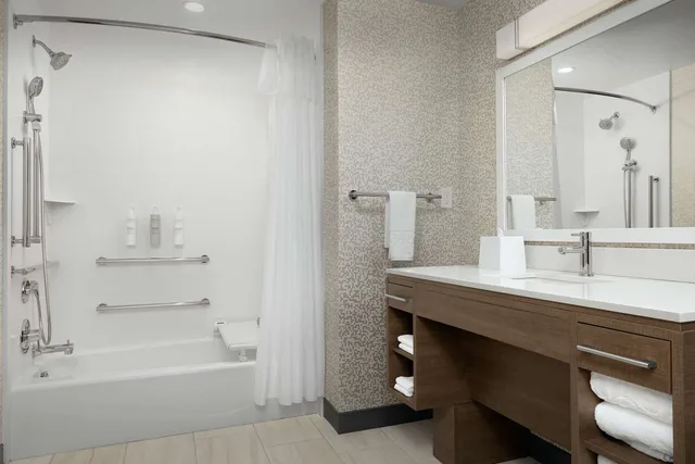 جناح بسرير كينج بحوض استحمام لذوي الإعاقة، Home2 Suites by Hilton Durham University Medical Center 2/2