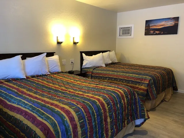 غرفة ديلوكس بسريرين كوين، Cedar Inn & Suites 1/8