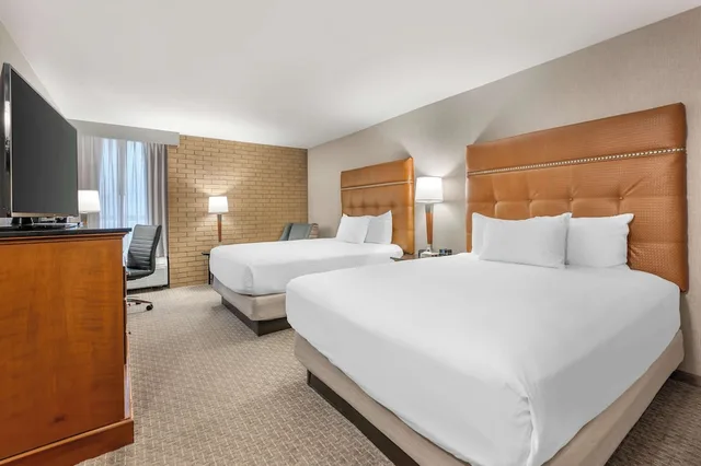 غرفة بسريرين كوين بحوض استحمام في طابق مرتفع لذوي الإعاقة، Drury Inn and Suites Champaign 2/6