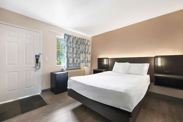 غرفة بريميوم بسرير مزدوج لذوي الإعاقة، Motel6 Kirkland, WA - North Kirkland 2/8