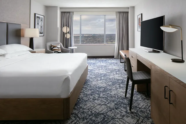 Club, King Bed, SHERATON OVERLAND PARK HOTEL AT THE CONVENTION CENTER 2/9