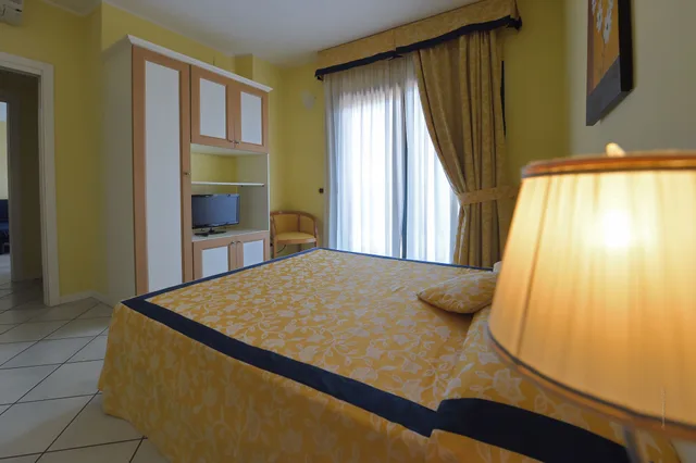 جناح بسرير كوين بإطلالة على البحيرة بشرفة بغرفة نوم واحدة مع أريكة، Le Terrazze Sul Lago 4/7