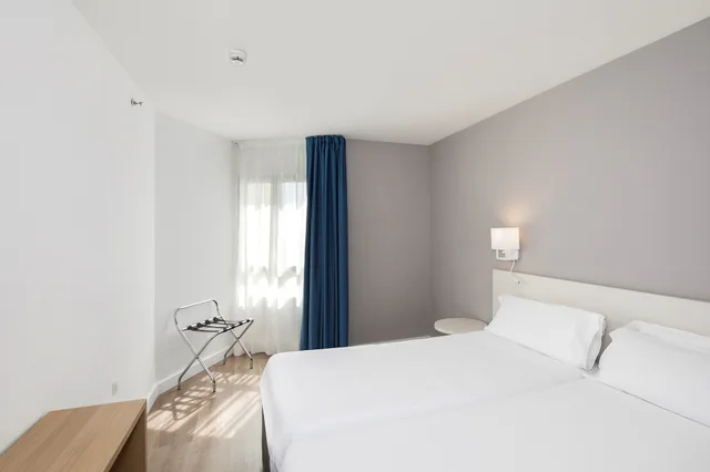 2 Bedrooms, Apartment, Twin Beds, Sea Front, Sofa، Sol Puerto Marina 1/4