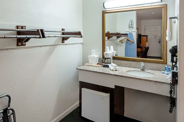 غرفة بسرير كوين لذوي الإعاقة، Rodeway Inn At Nevada State Capitol 7/9
