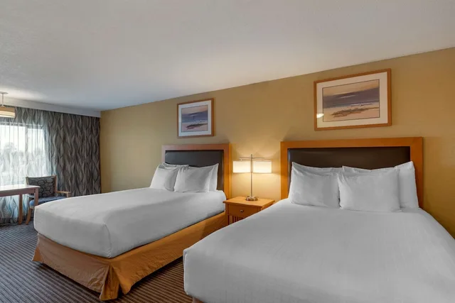 غرفة قياسية بسريرين كوين بإطلالة على الجبل يُسمح فيها بالحيوانات الأليفة، Best Western Plus Ocean View Resort 1/10