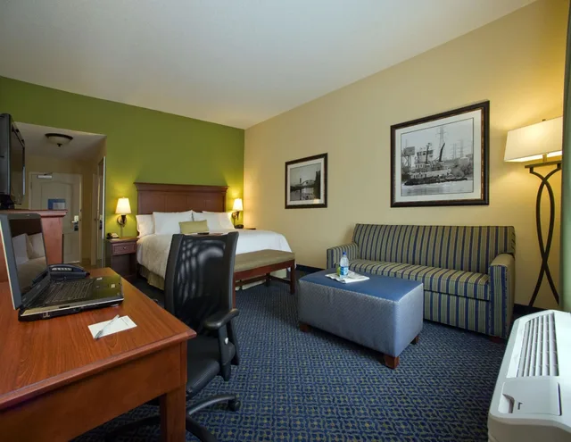 غرفة بسرير كينج مع أريكة، Hampton Inn Jackson, AL 3/4