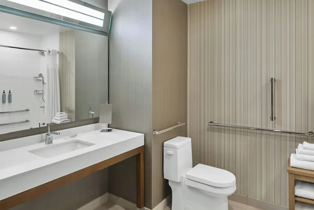 جناح بسريرين كوين بإطلالة على النهر مع أريكة لذوي الإعاقة، Courtyard By Marriott Albany Troy/Waterfront 3/7