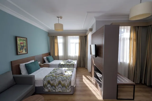 غرفة عائلية بسرير كوين وسريرين منفصلين، Side Village Hotel 1/9