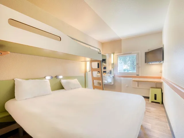 غرفة ثلاثية بسرير مزدوج وسرير بطابقين، Ibis Budget Versailles Trappes 3/7