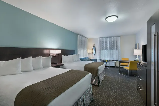 2 Rooms, Family Suite, 3 Queen Beds, 2 Bathrooms، Oxford Suites Bellingham 1/1