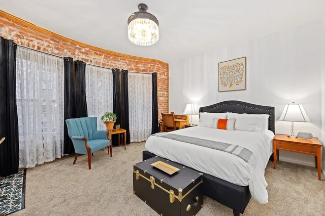 Classic, Queen Bed, The Adagio Bed and Breakfast 2/3