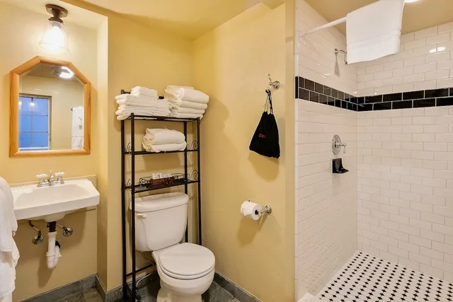 كابينة بسرير كينج بغرفة نوم واحدة مع أريكة، Tamarack Lodge and Resort 1/3