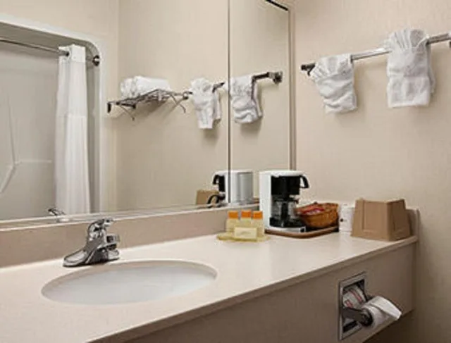 جناح استوديو بسرير كينج مع أريكة، Days Inn & Suites By Wyndham Romeoville 5/5