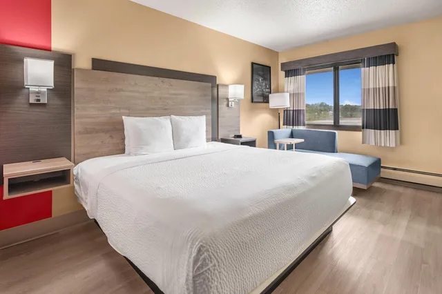 Room, King Bed, Ramada By Wyndham Minneapolis Golden Valley 2/7
