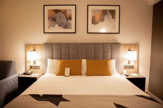 Deluxe, Twin Beds, No Window, Hotel Riu Plaza London Victoria 10/10