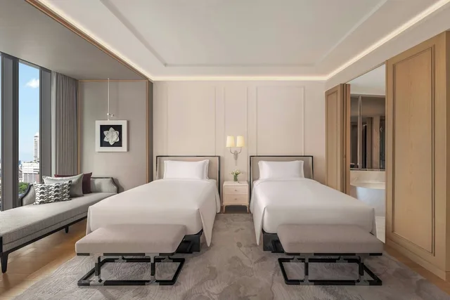 جناح عائلي بسرير كينج وسريرين مزدوجين بشرفة مع دخول صالة النادي، The Ritz-Carlton, Bangkok 1/5