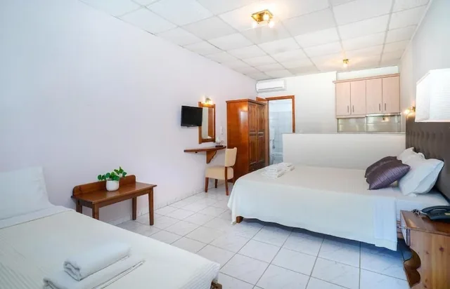 غرفة سوبيريور بسرير مزدوج وسرير فردي بإطلالة على الحديقة، Kamelia Hotel 2/5