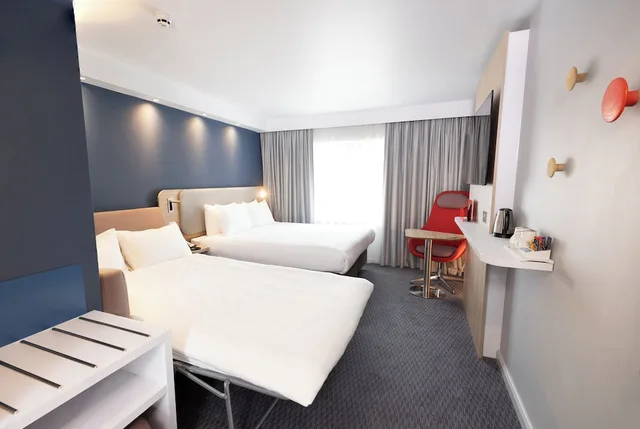 Standard, Double Bed, Sofa, Holiday Inn Express Windsor 4/10