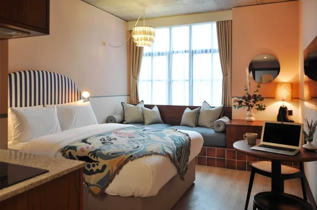 Compact, Studio, Double Bed, Second Nature Chiswick 2/5