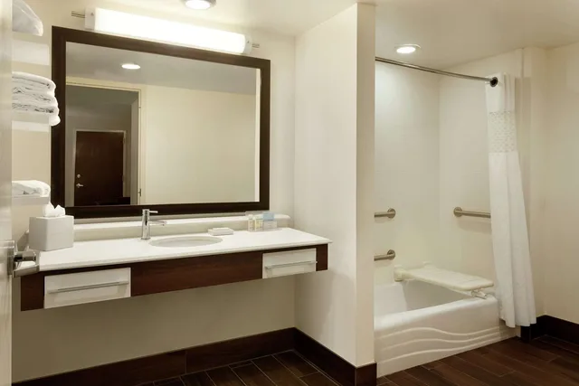 جناح بسريرين مزدوجين بحوض استحمام لذوي الإعاقة، Hampton Inn and Suites Springdale 3/3