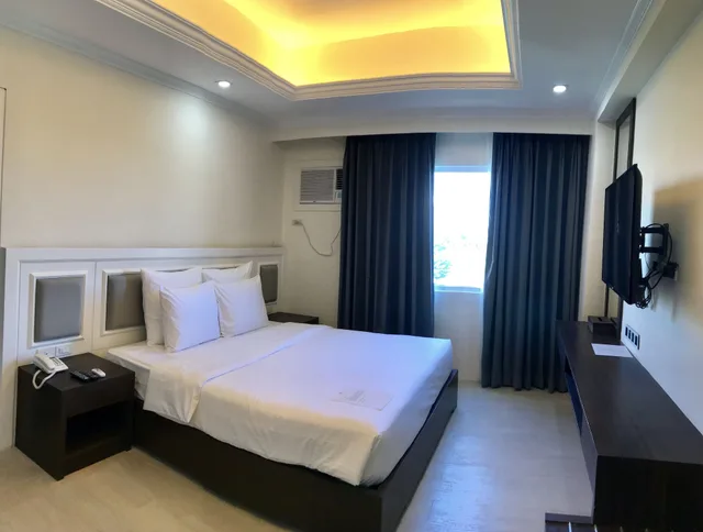 1 Bedroom, Suite, King Bed, Queen Bed, Meadows View، Sotogrande Hotel Iloilo 3/10