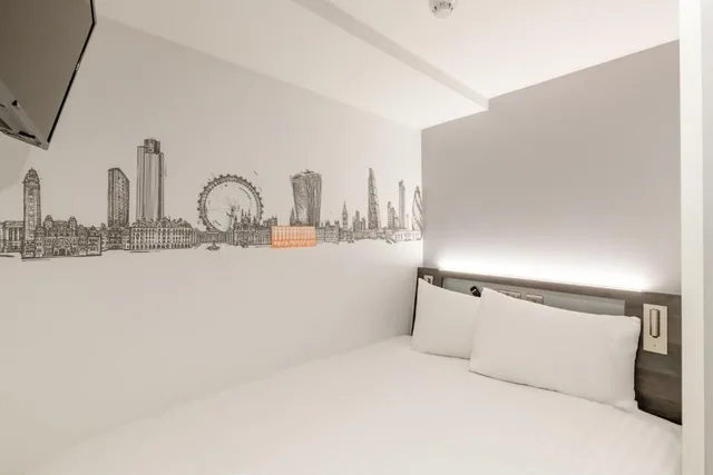 Standard, Double Bed, No Window، easyHotel London Victoria 8/10
