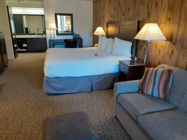 غرفة بسرير كينج مع أريكة بحوض جاكوزي، Mission Inn 2/3