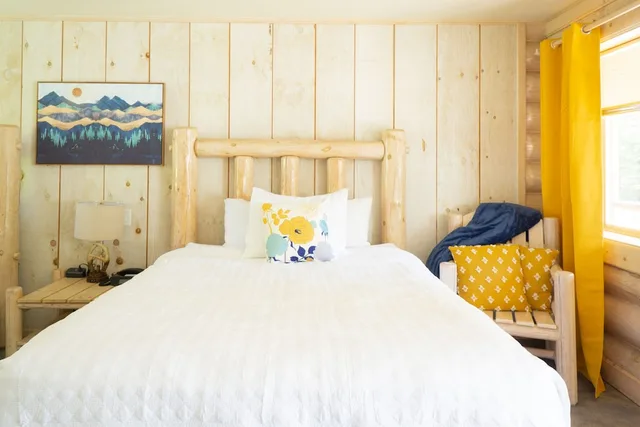 room, 2 queen beds, Bonners Ferry Log Inn 2/2