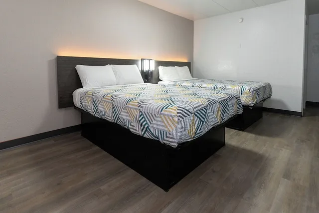 غرفة ديلوكس بسرير كينج للمدخنين، Motel6 Cincinnati, OH 4/5