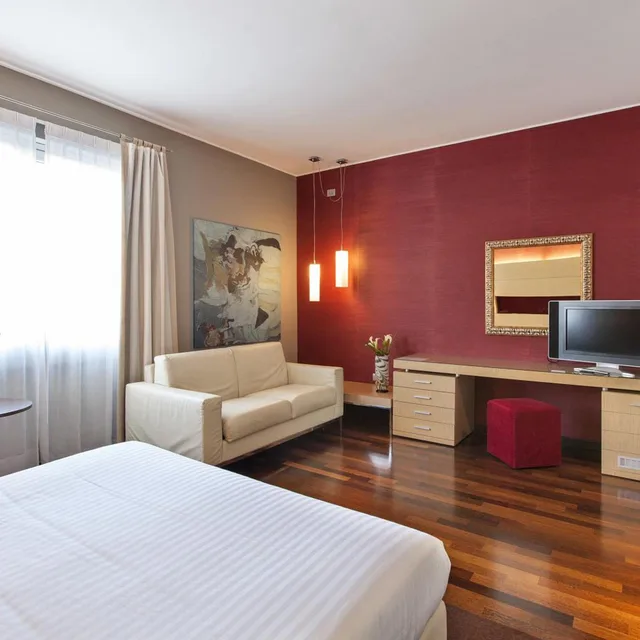 جناح جونيور، Inverigo Hotel 3/10