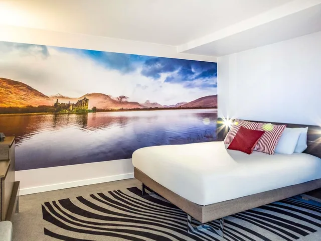 جناح بسرير كوين، NOVOTEL EDINBURGH CENTRE 1/3