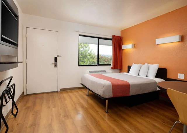غرفة بسرير كوين، Motel6 Camarillo, CA 5/6