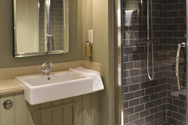Classic, Double Bed, The Crown Manor House Hotel 4/4
