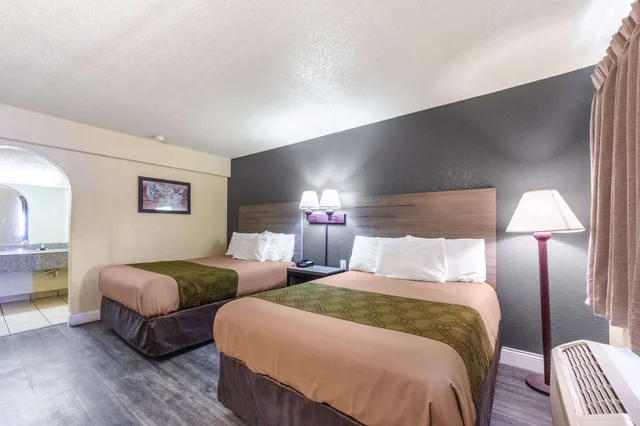 Standard, 2 Double Beds, Econo Lodge San Marcos University Area 1/3