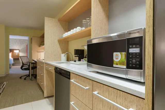 جناح بسرير كوين بغرفة نوم واحدة مع أريكة، Home2 Suites By Hilton Mcdonough 4/4